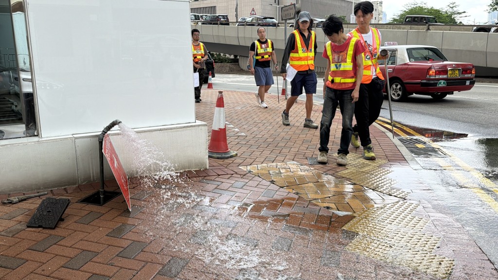 金鐘有地下食水管爆裂，影響附近一帶煤氣供應暫停。梁國峰攝