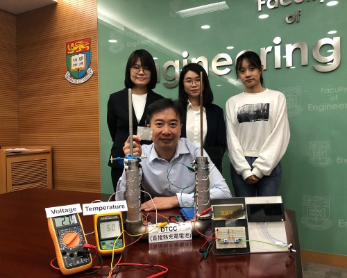 港大機械工程學系副教授馮憲平(前排),花逾八年時間,成功研發出利用低於一百度的低溫廢熱發電的電池。