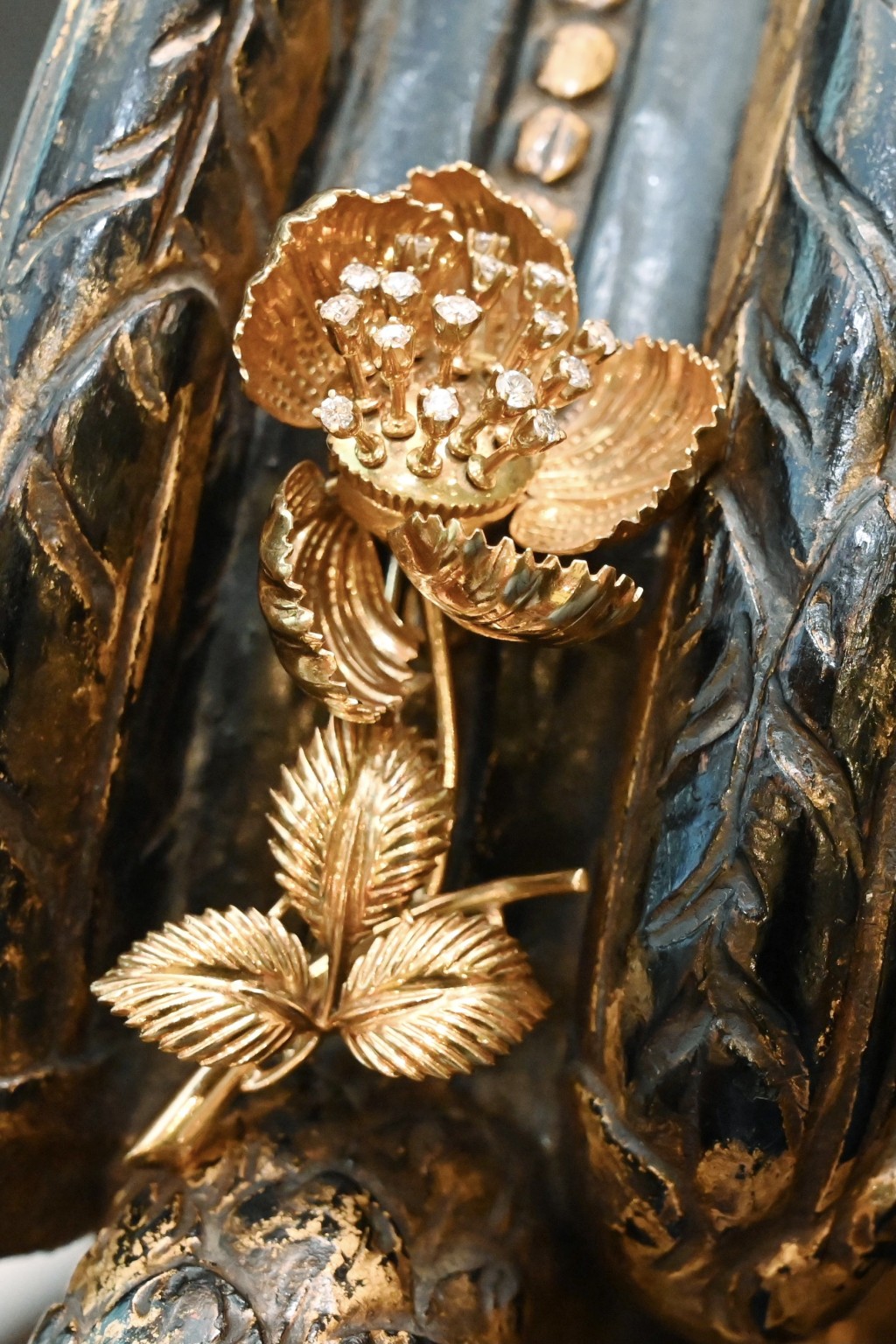 這枚1960年代的18K黃金立體花朵胸針，逐片花瓣可以打開，而鑲嵌鑲石的花蕊也可以擺動，手工精湛出色。