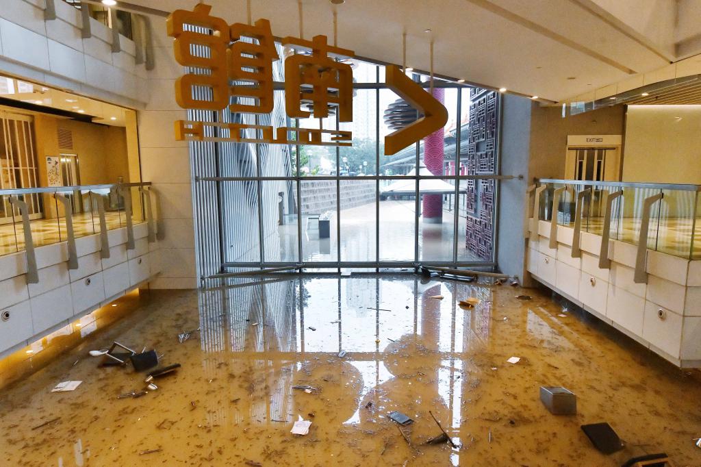 黄大仙中心北馆于黑雨中如同泳池，领展指现已进行多项防灾措施，确保安全。