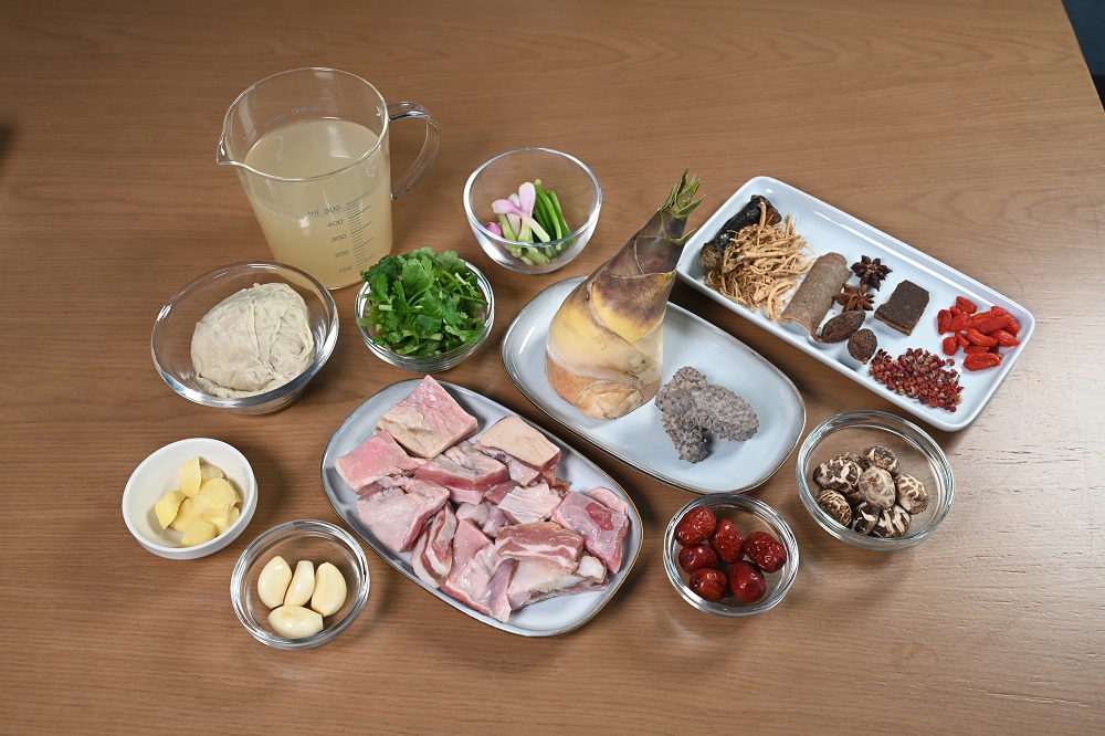 珊珊秘製的羊腩煲，加入養生食材烹調。