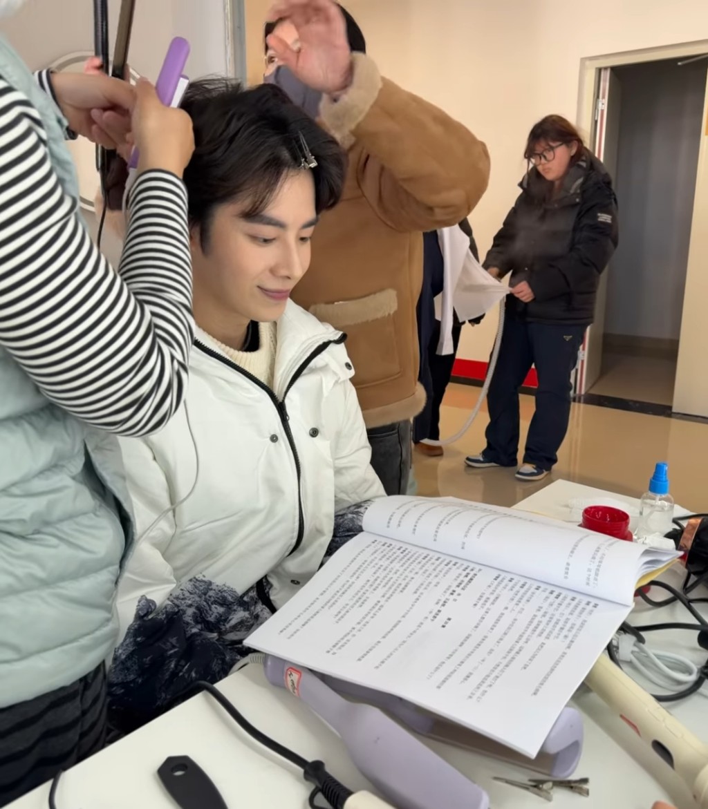 林正峰指：「實在太太太太多普通話台詞，每天都在崩潰邊緣。」