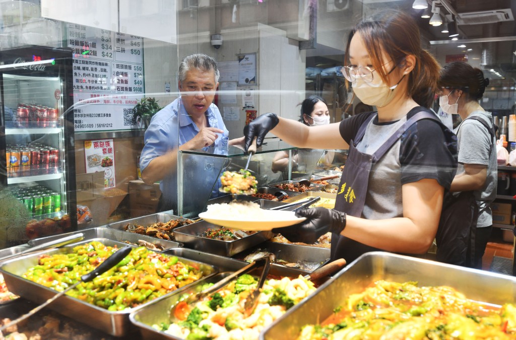 兩餸飯深受市民歡迎。盧江球攝 兩餸飯深受市民歡迎。盧江球攝