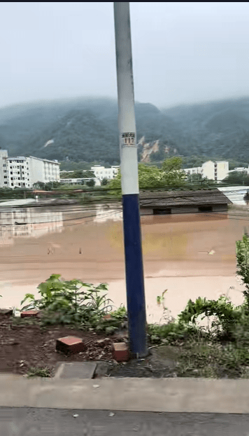 重庆永川特大暴雨，出现严重水浸。 抖音