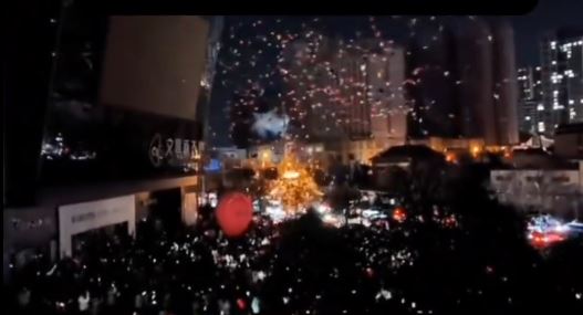 陝西有跨年活動民眾放氫氣球，導致架空電線短路，全區停電。抖音