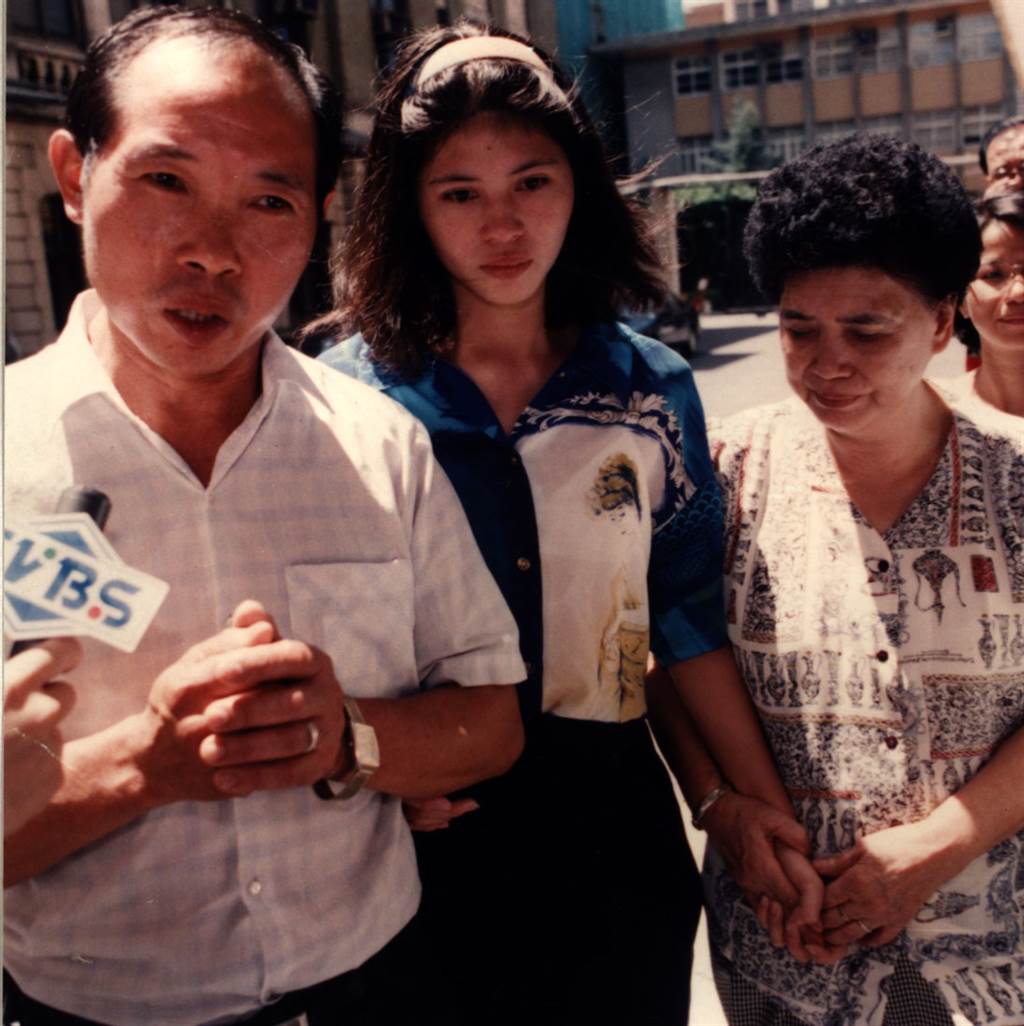 1994年8月,鄧如雯挽著父母親的手走出法院,對關心她的大眾致謝。中時資料圖 1994年8月,鄧如雯挽著父母親的手走出法院,對關心她的大眾致謝。中時資料圖
