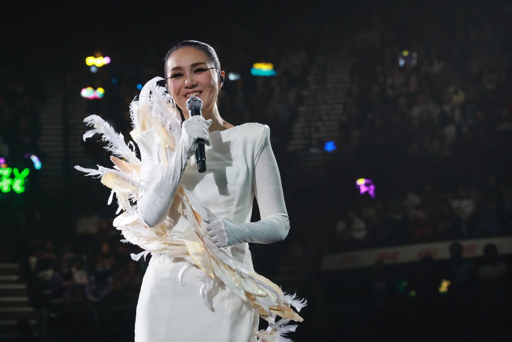 特技人「峰哥」因訊號問題被滯留在舞台頂，千嬅指完騷才知對方落不到來。