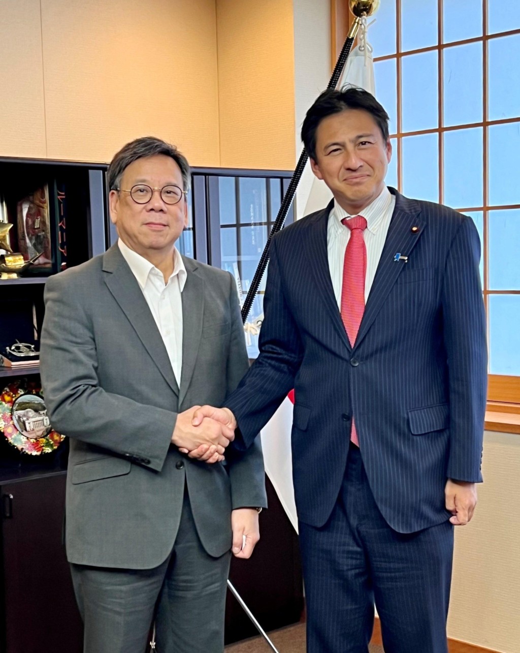 丘應樺(左)與日本外務副大臣武井俊輔(右)會面。