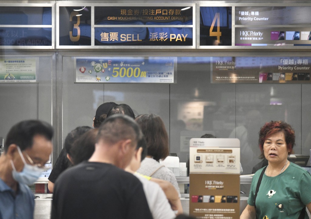 市民到投注站買個希望。 市民到投注站買個希望。