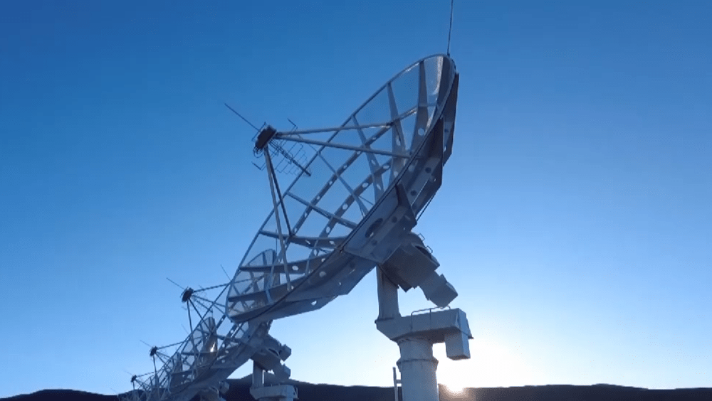 圓環陣太陽射電成像望遠鏡是中國自主研製的太陽射電監測「綜合孔徑相機」，採用獨特的圓環陣列構型和原創的單通道多環絕對相位定標技術，可以高質量監測太陽的爆發活動。