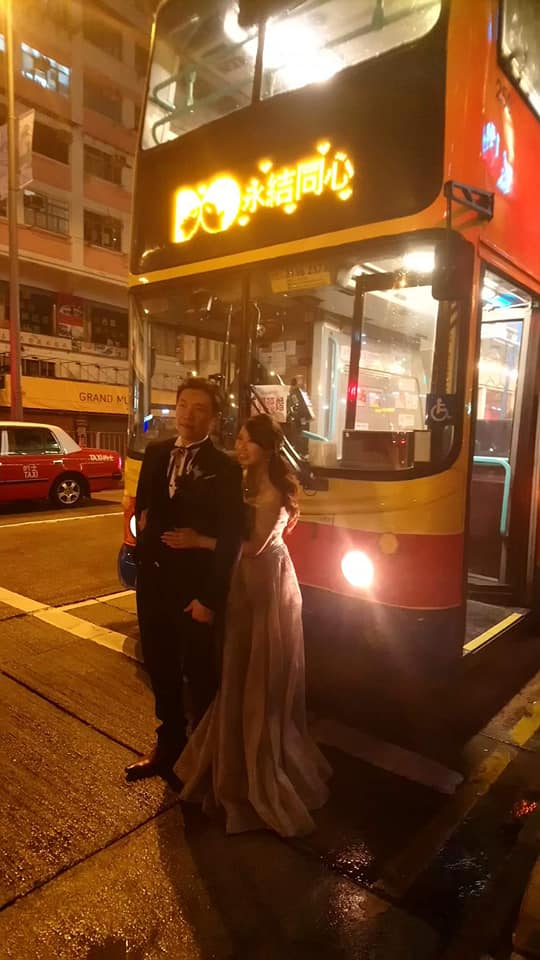 刘家颖结緍时在一辆城巴前影婚纱相。网图