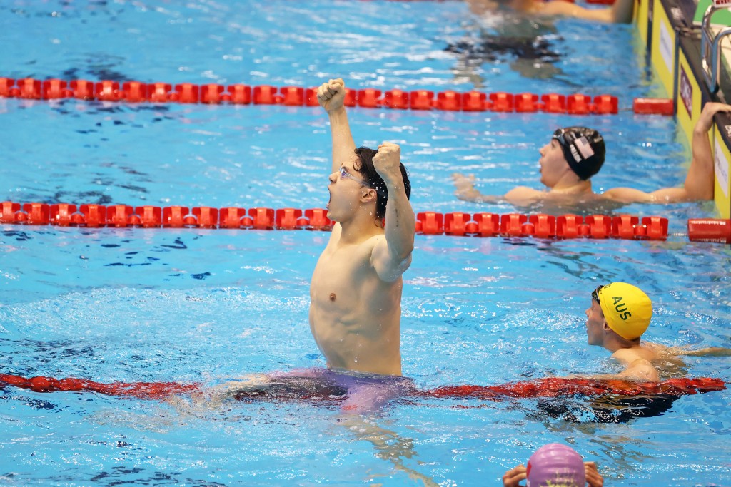 覃海洋於200米蛙泳決賽，以破世界紀錄時間2分05秒48觸池一刻。新華社