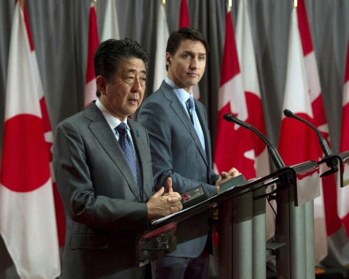 安倍晉三(左)和杜魯多(右)舉行聯合記者會。AP