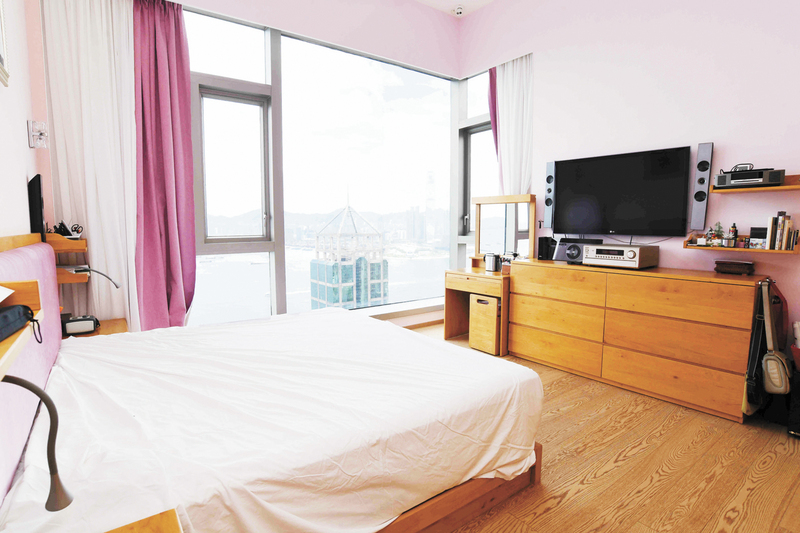 ■睡房配有近地曲尺形玻璃窗，可引景入室。