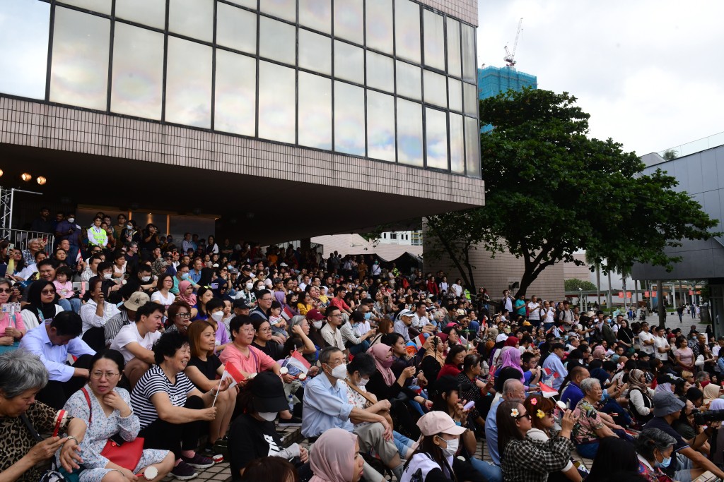 「亞裔藝采」今日至11月19日期間亦在香港文化中心大堂舉辦「花冕霓裳—民族服裝頭飾展」，展示亞洲各地人民在節慶活動、歌舞表演等。陳極彰攝