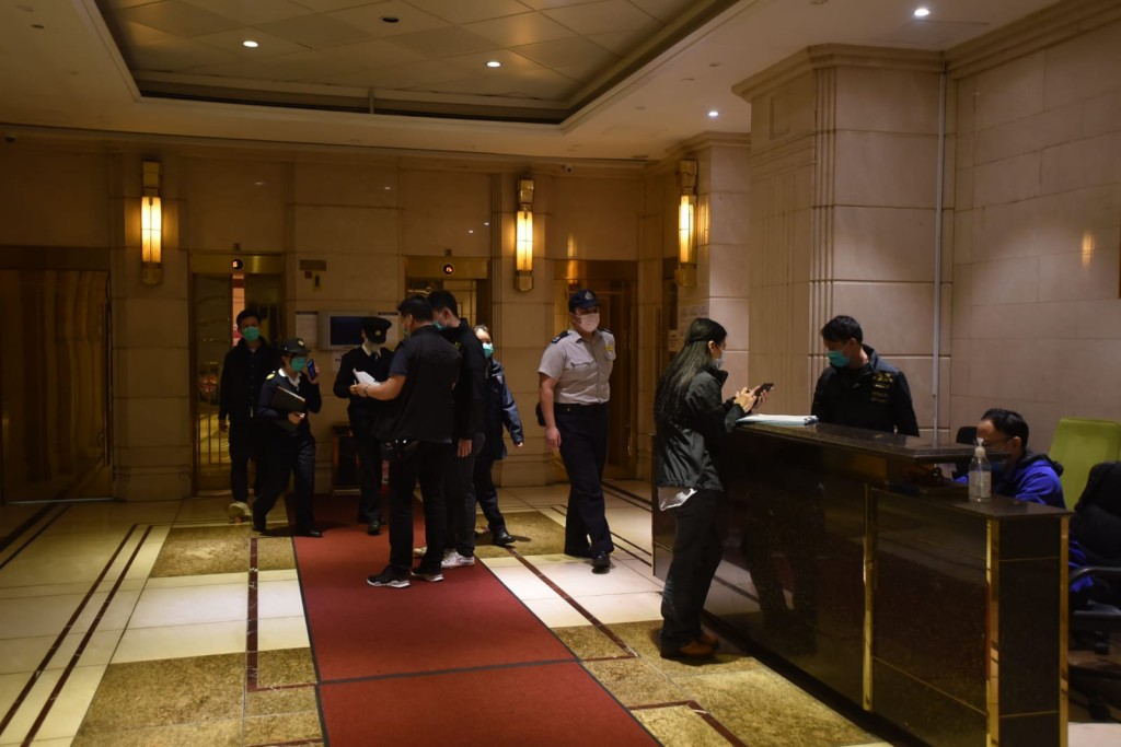 警方及食環署突擊巡查夜總會。