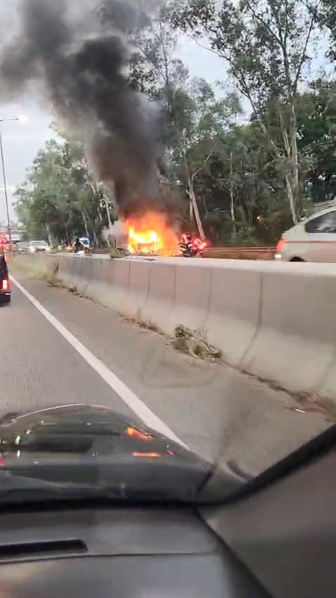 貨車車頭起火冒煙。網上片段截圖 貨車車頭起火冒煙。網上片段截圖