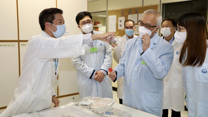 謝展寰到訪政府化驗所。政府新聞處圖片