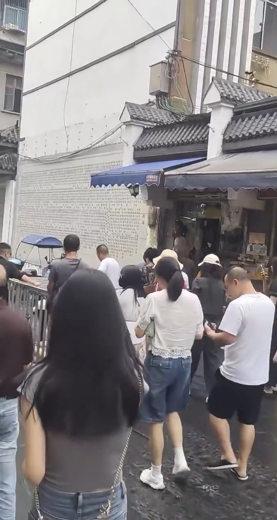 多人隨着「豬籠」遊街跟拍。