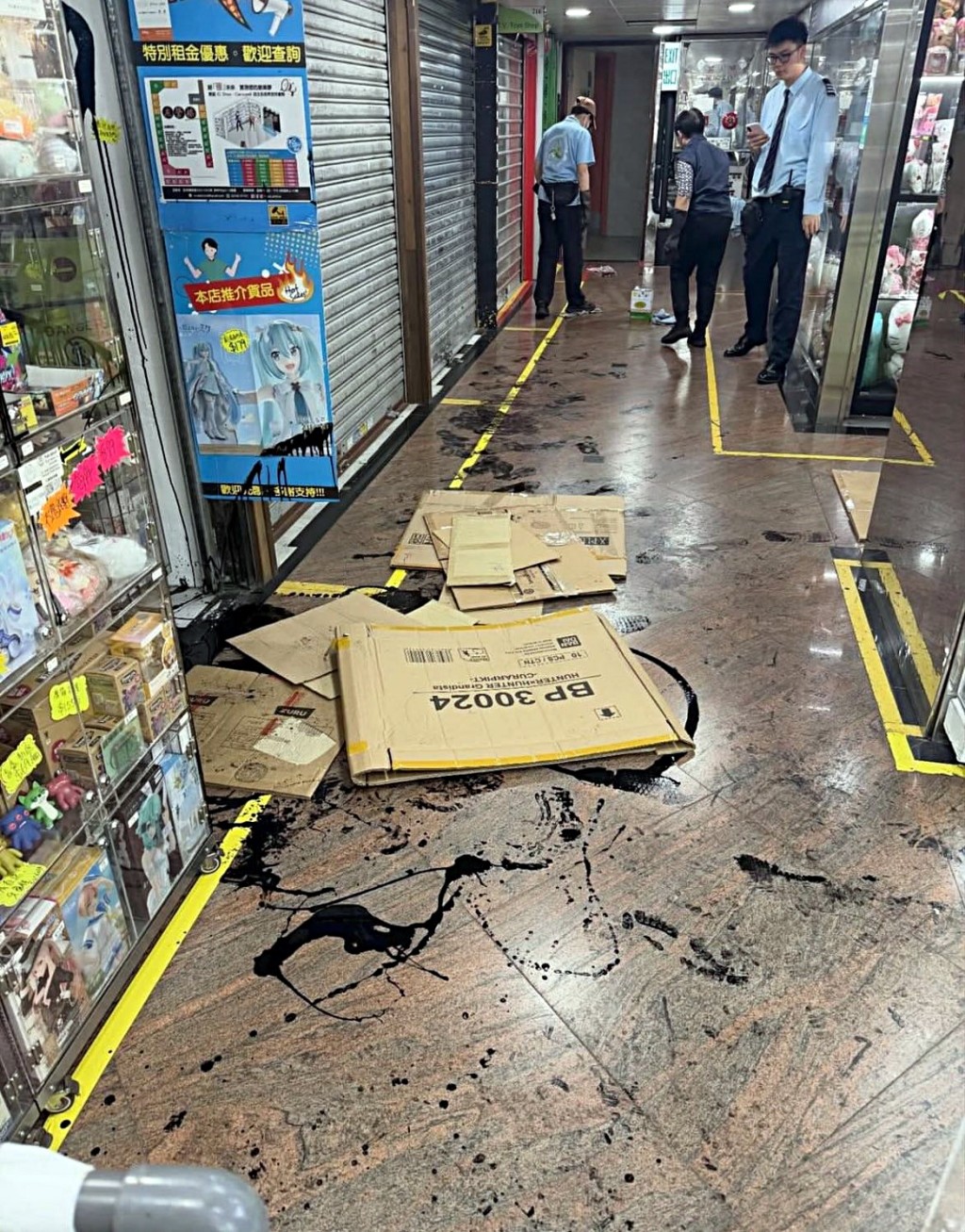 地上事後鋪上紙皮。網圖