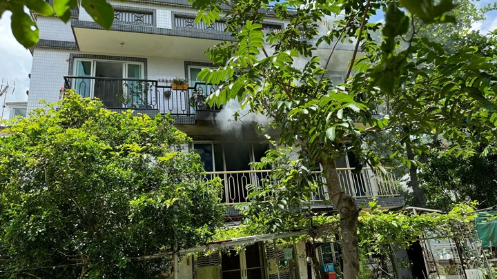 村屋起火冒出白煙。fb梅窩鄉事委員會圖片