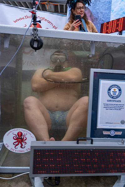卡斯普日克全身浸泡冰水1小时29秒,刷新世界纪录。Guinness World Records 卡斯普日克全身浸泡冰水1小时29秒,刷新世界纪录。Guinness World Records