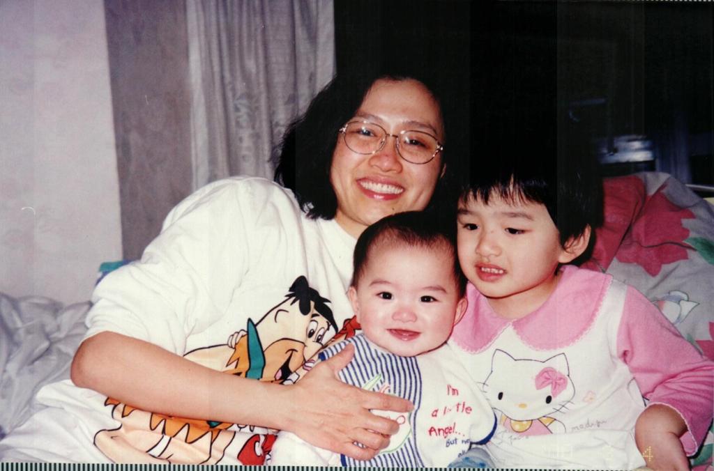 蕭凱恩（右一）三個月大便因眼癌而摘除雙眼球，但母親待她如常人看待，處理方式與妹妹看齊。（受訪者提供）