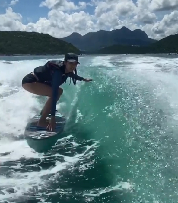 今個夏天陳庭欣經常出海滑水。