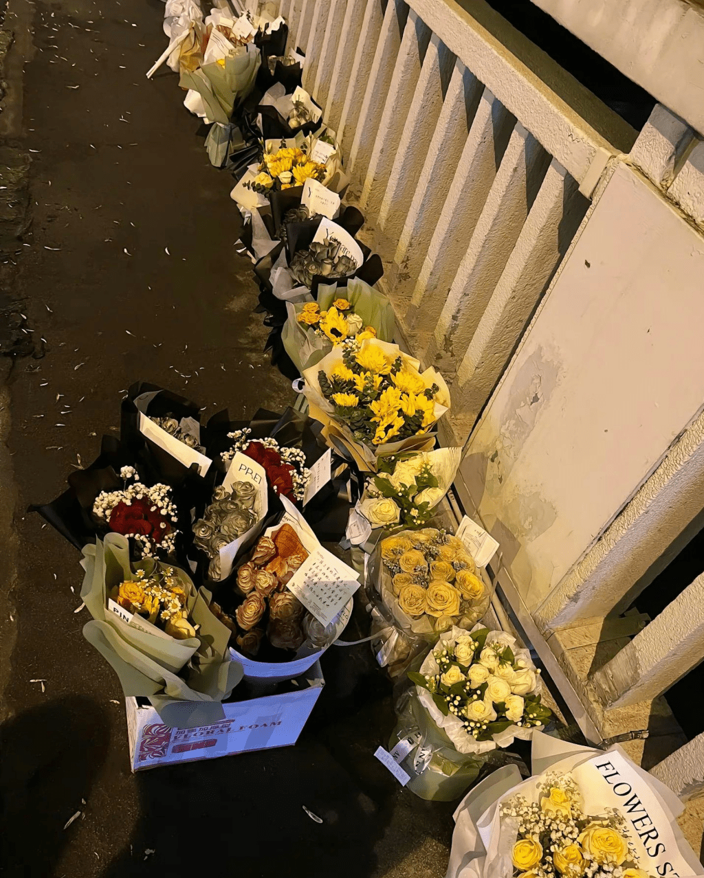 重庆长江大桥外卖鲜花成堆。