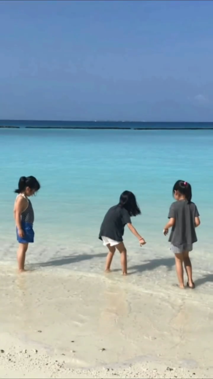 黎姿曾分享带三个女儿去海滩的照片。