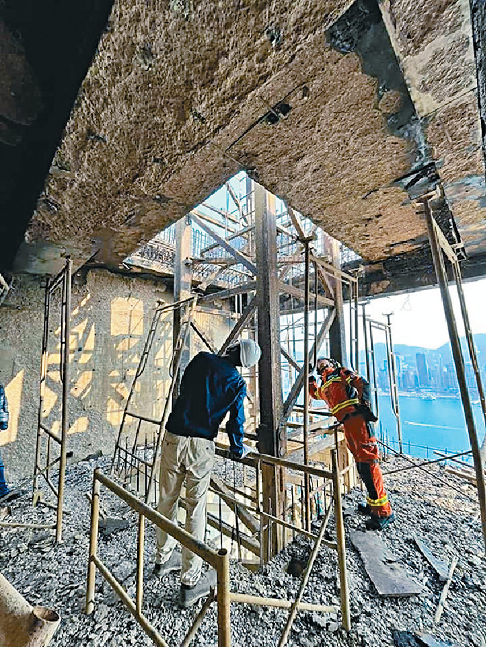 ■消防處披露火場內部相片,天秤支柱燒至熏黑。 ■消防處披露火場內部相片,天秤支柱燒至熏黑。