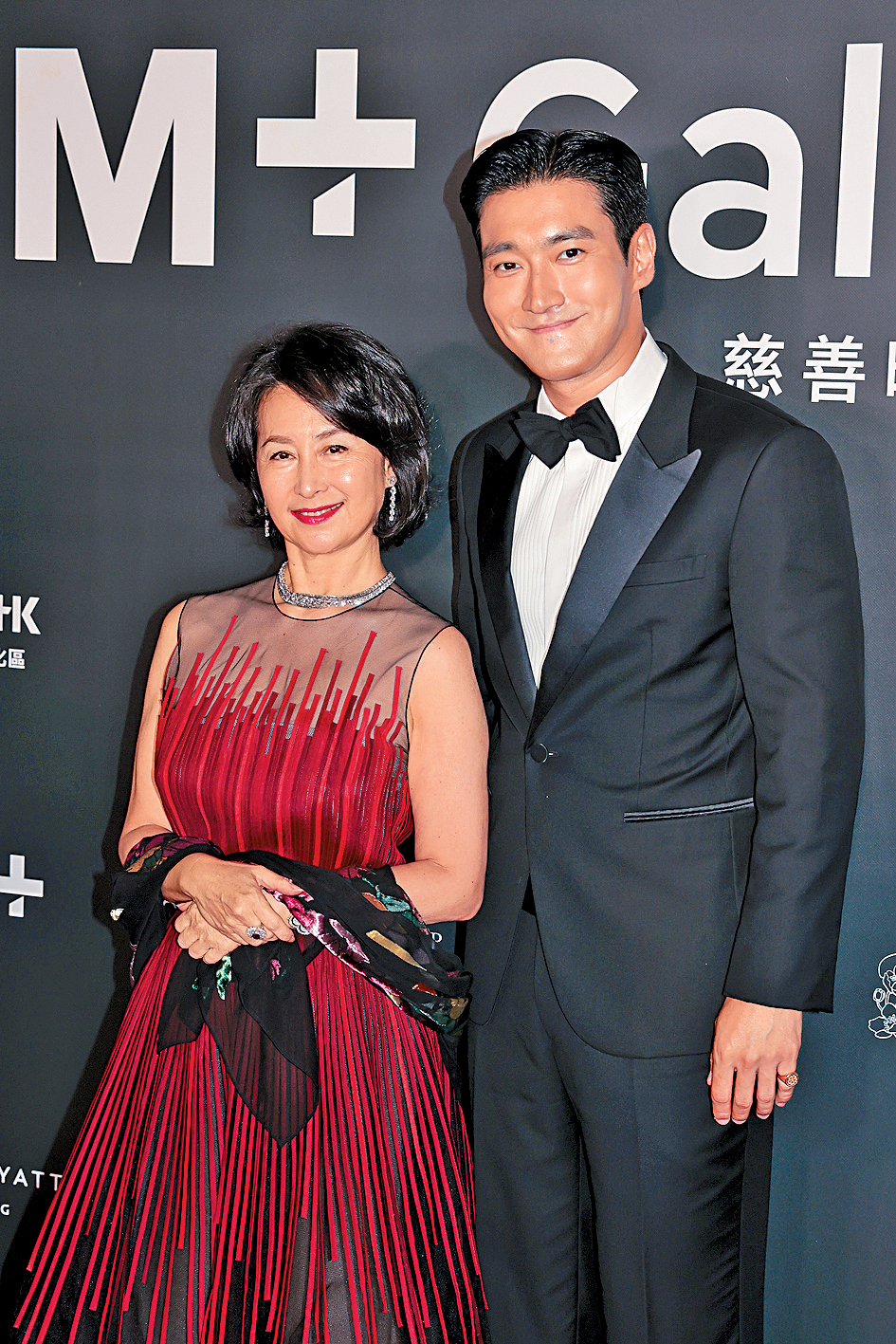 崔始源來港大受歡迎,連何超瓊都特別和他合照。