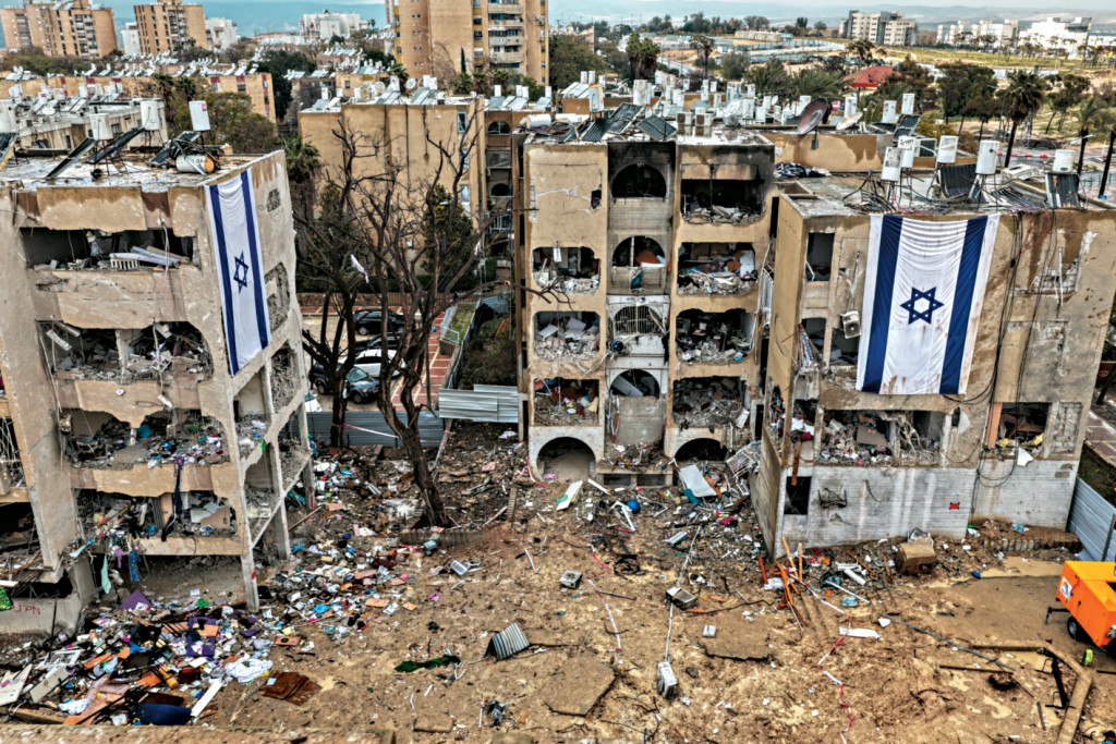 以色列南部阿拉德市一處住宅區遭伊朗導彈襲擊後，大廈嚴重受損。 