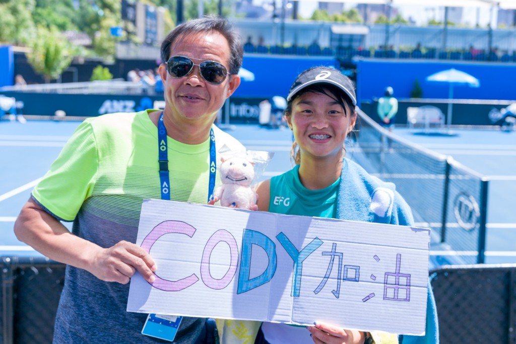 圖為王康怡（右）與爸爸於2020年的澳網青年組比賽場地合照。