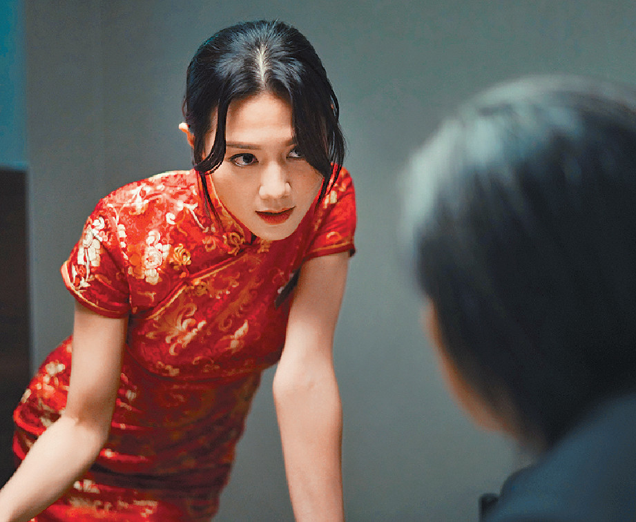 ■「風姿搖拽女人着住旗袍，大家都覺得佢係性感尤物，佢笑面迎人去迎賓……」劇本這個描述，確實非Chrissie莫屬。