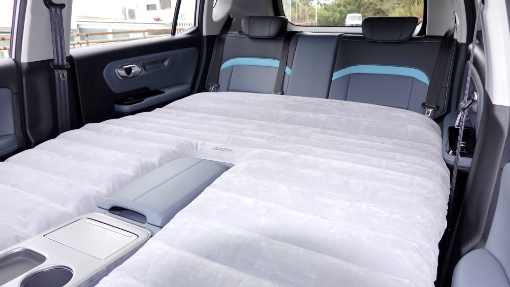 廣汽埃安AION Y Plus用家可從網上外購一張1.8米充氣大床，方便戶外歇息用。