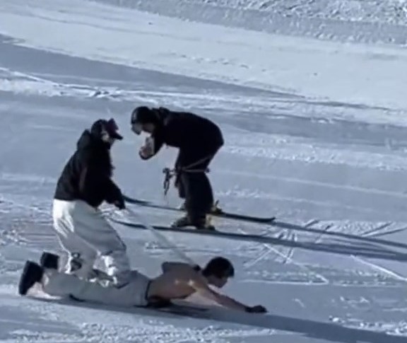 新疆阿泰勒一滑雪場內,有女子踩赤膊男上「放狗式」滑雪。《新京報》 新疆阿泰勒一滑雪場內,有女子踩赤膊男上「放狗式」滑雪。《新京報》