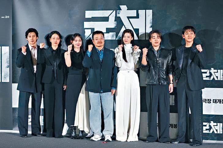 全智贀（右三）与池昌旭（右一）主演的《群体》入选“午夜展映”单元。