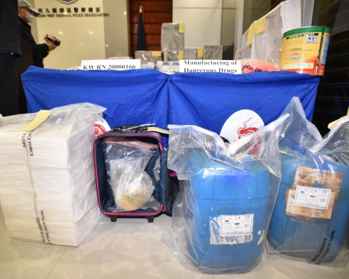 警方搜出大批毒品及制毒工具。