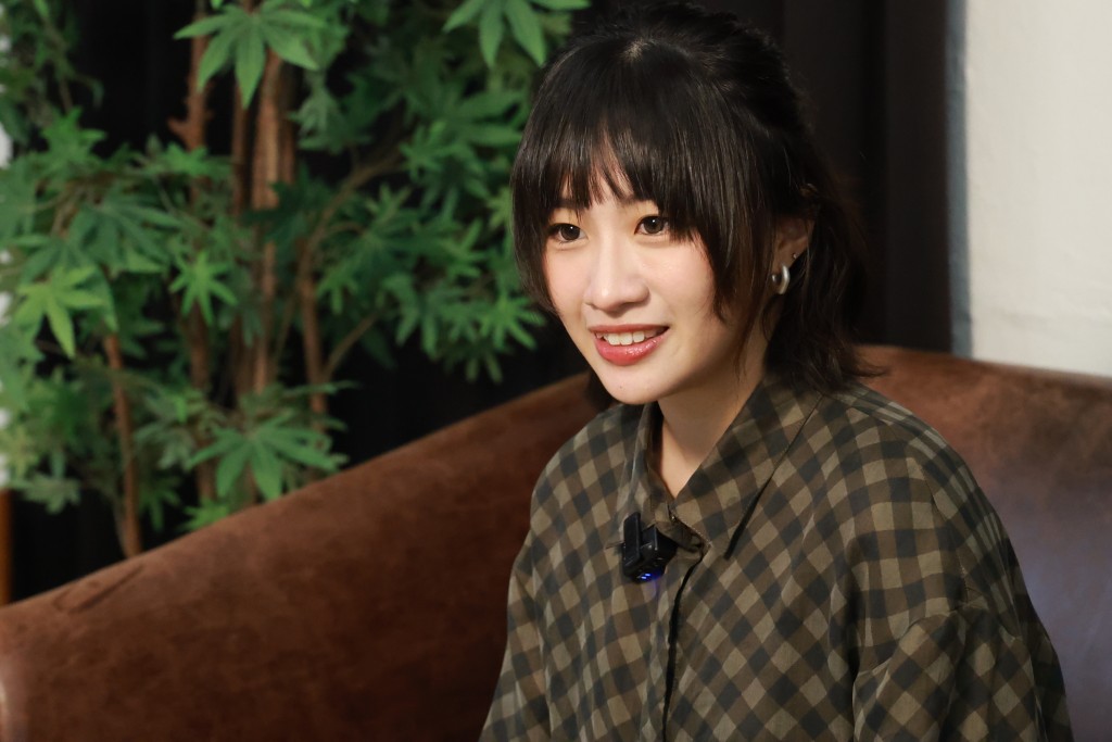 Sica演过几出舞台剧，形容《Di-Dar》节奏快，《三一万能合》Vibe偏向静，要多思考。