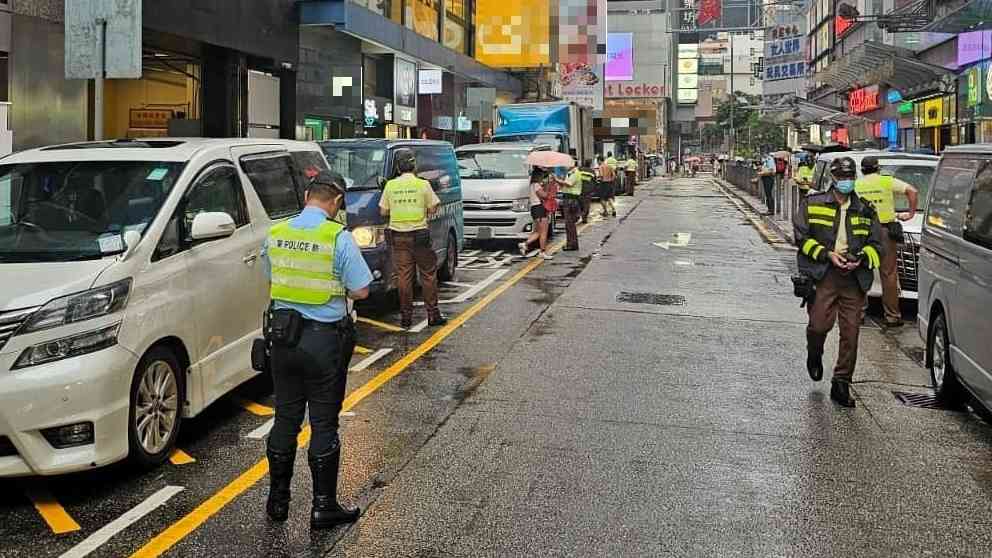 警方於西九龍區內打擊交通違例。警方圖片