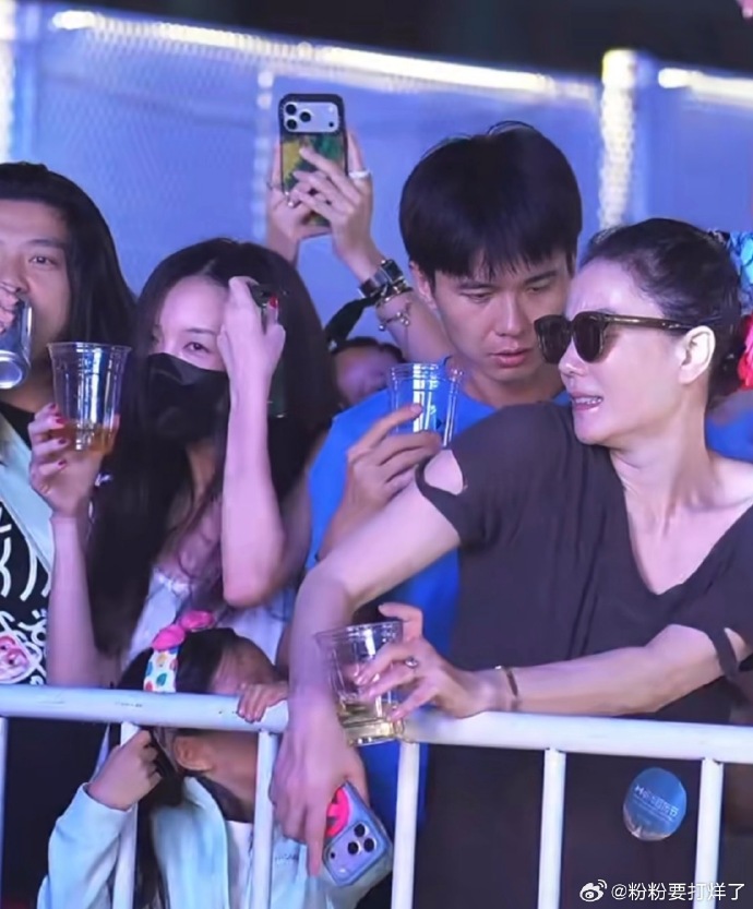 王菲的友人在場內疑對多位女性出手。