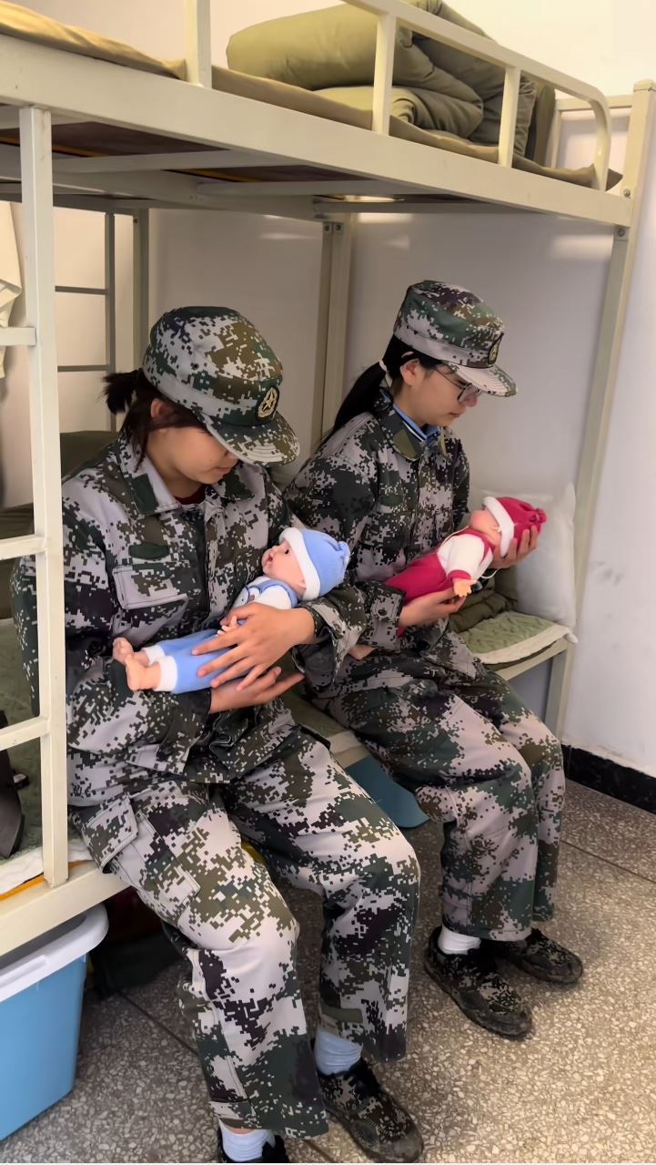 贵州有学校要学生孭BB公仔和陀西瓜，体验育儿之苦防早恋。抖音＠贵州综合教育孙老师