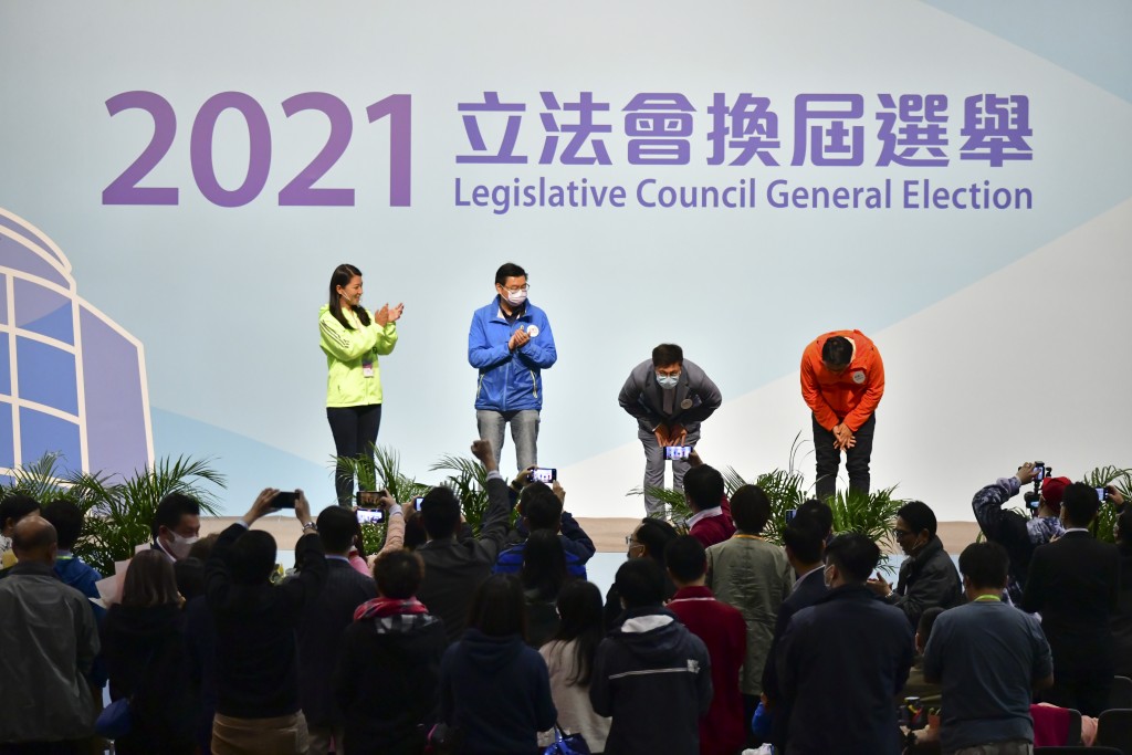 陳進雄（左二）在上屆立法會選舉中敗選。