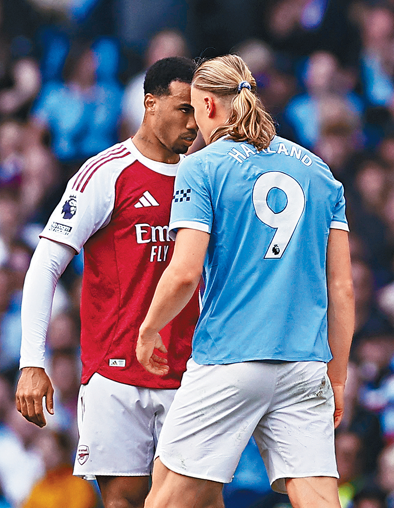 於球賽末段對峙時，加比爾（左）用力頂向夏蘭特（右）。