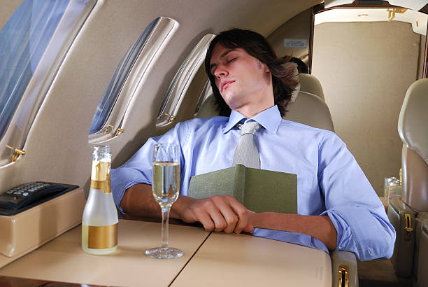 当飞机起飞时，让人产生躺在床上的错觉，特别容易昏昏欲睡。