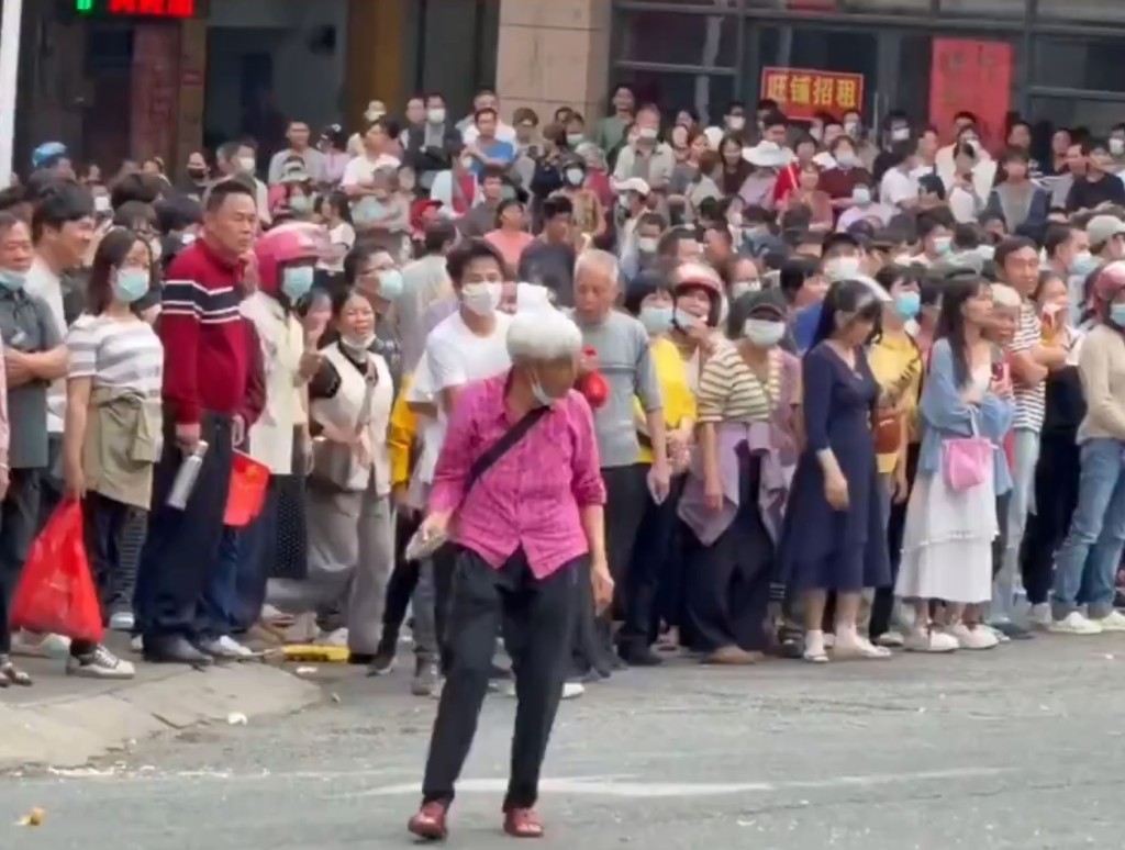 茂名信宜市不满建殡仪馆，警民爆发冲突多人受伤。