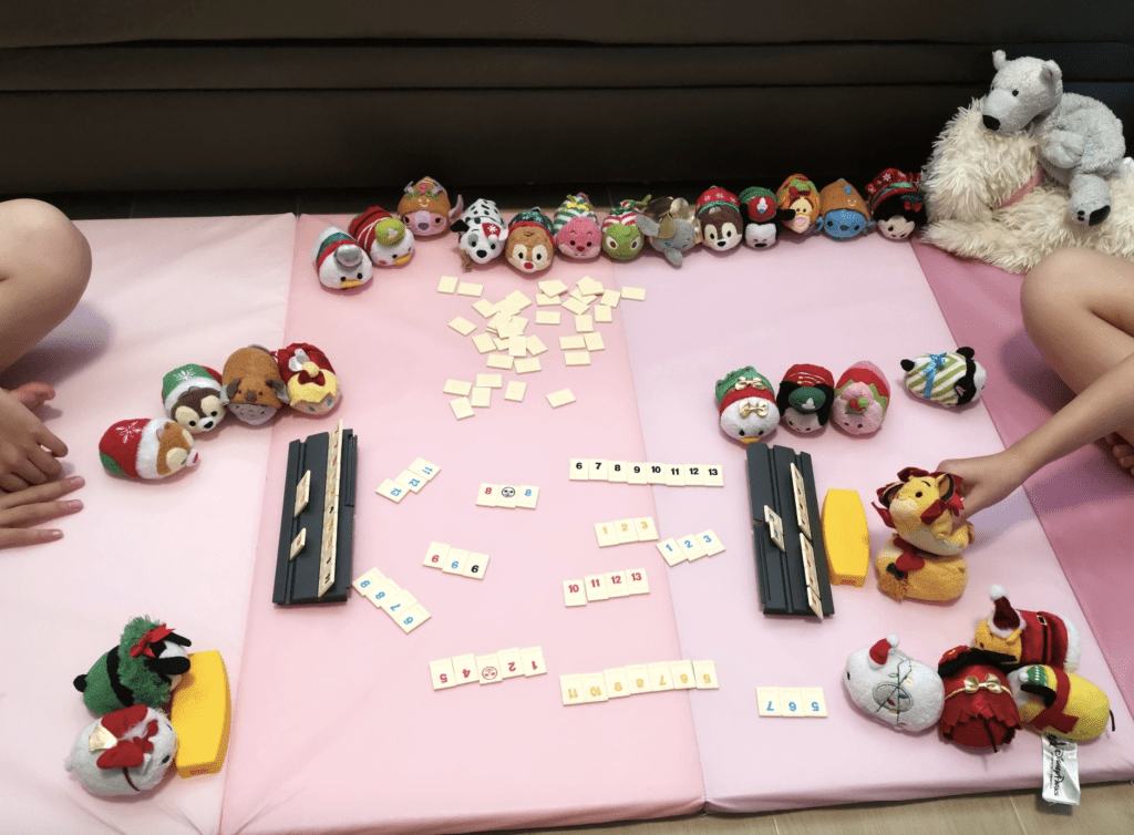 姊妹倆感情甚篤,長時間一起在家無損感情。許嫣笑言她們很懂得自得其樂,覺得二人玩圖版遊戲不夠熱鬧,便找來公仔們 「排排坐」作玩伴。 姊妹倆感情甚篤,長時間一起在家無損感情。許嫣笑言她們很懂得自得其樂,覺得二人玩圖版遊戲不夠熱鬧,便找來公仔們 「排排坐」作玩伴。