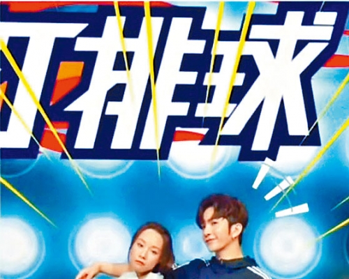 Stephy和鬼馬扮成「紙板教主」的Anson Lo合照。