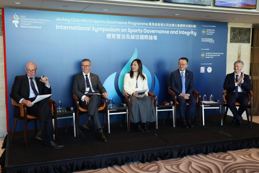 第二場小組討論探討成功管理體育誠信的策略,由獨立專家顧問Kim Kelly主持(左一),馬會首席受薪董事方顯韜(左二)、廉政公署總防貪主任陳苑霖(中)、港協暨奧委會會員事務上訴委員陳曉峰(右二)及獨立專家顧問Tom Chignell(右一)擔任嘉賓。馬會提供 第二場小組討論探討成功管理體育誠信的策略,由獨立專家顧問Kim Kelly主持(左一),馬會首席受薪董事方顯韜(左二)、廉政公署總防貪主任陳苑霖(中)、港協暨奧委會會員事務上訴委員陳曉峰(右二)及獨立專家顧問Tom Chignell(右一)擔任嘉賓。馬會提供